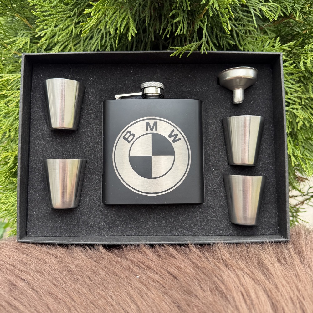 Detail gravírovania ploskačky BMW